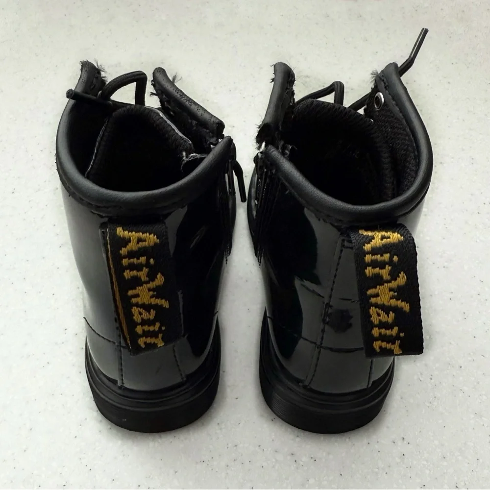 Dr. Martens Classic Kids Unisex Patent Black Boots Shiny Rainbow Shimmer sz 9US